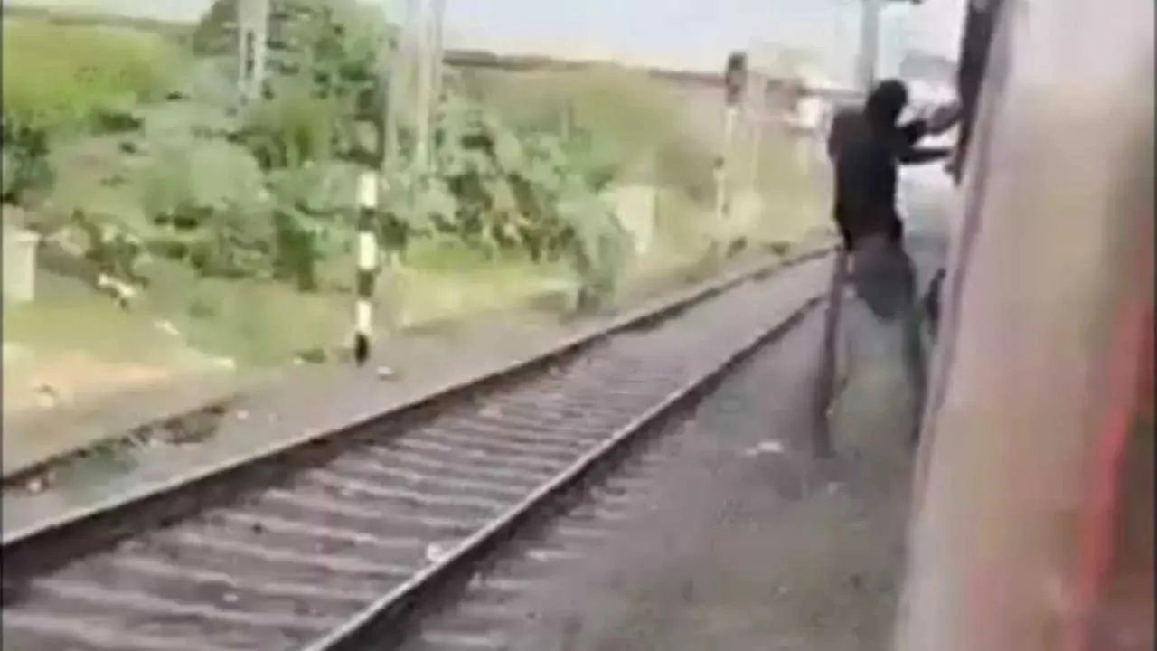 मुंबई में ट्रेन के गेट पर खड़े व्यक्ति का सिर खंभे से टकराया, मौत