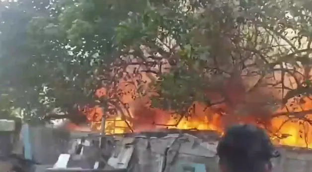  बांद्रा इलाके में आग लगने से 20 से 25 झोपड़ियां जलकर राख