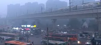 मुंबई : धुंध की एक मोटी परत ने मुंबई को ढक लिया है, जिससे दृश्यता घटकर केवल 1 किमी 