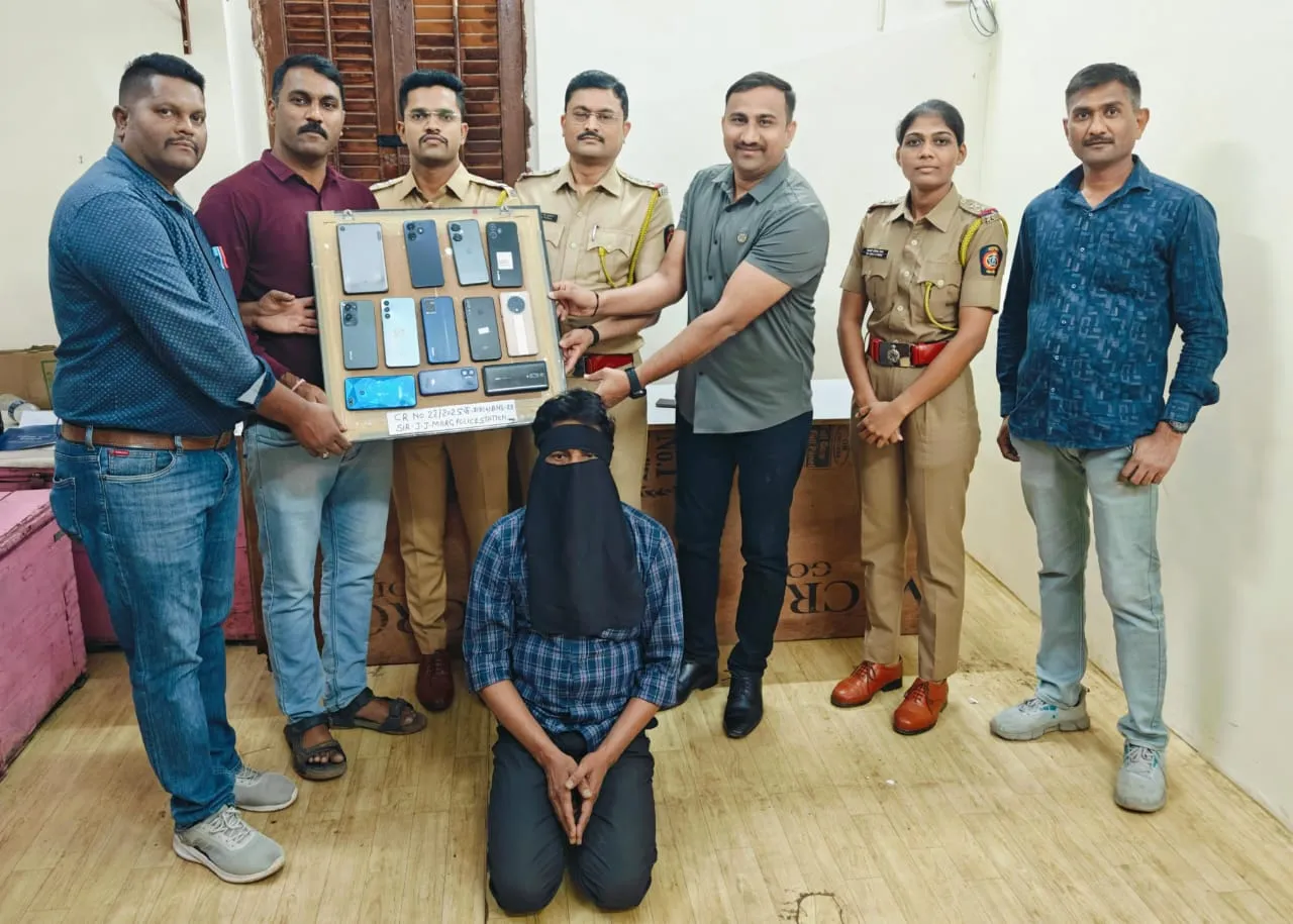 जेजे मार्ग पुलिस ने मोबाइल चोरी करने वाले को किया गिरफ्तार, 11 फोन बरामद