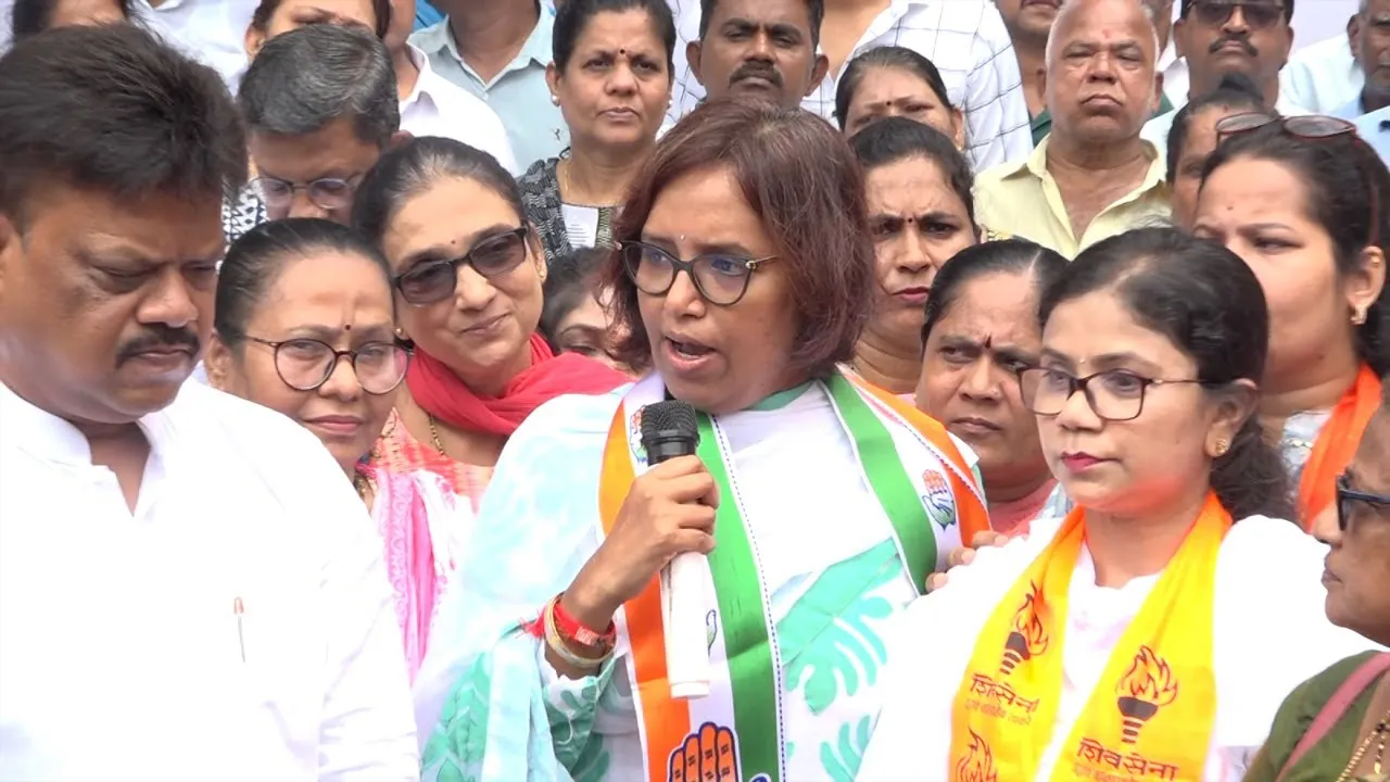 कुर्ला स्थित मदर डेयरी की 8.5 हेक्टेयर भूमि पर धारावी के लोगों के पुनर्वास की योजना के खिलाफ स्थानीय निवासियों ने विरोध प्रदर्शन