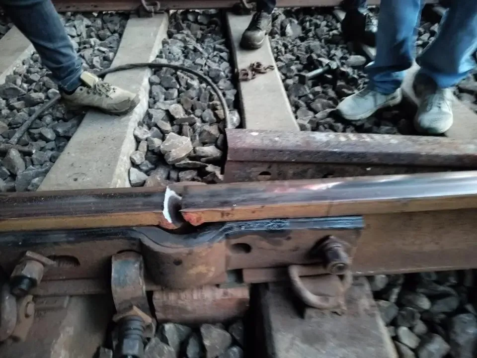 माटुंगा स्टेशन के पास रेल फ्रैक्चर के कारण सुबह के व्यस्त समय में ट्रेनों में भारी देरी की शिकायत