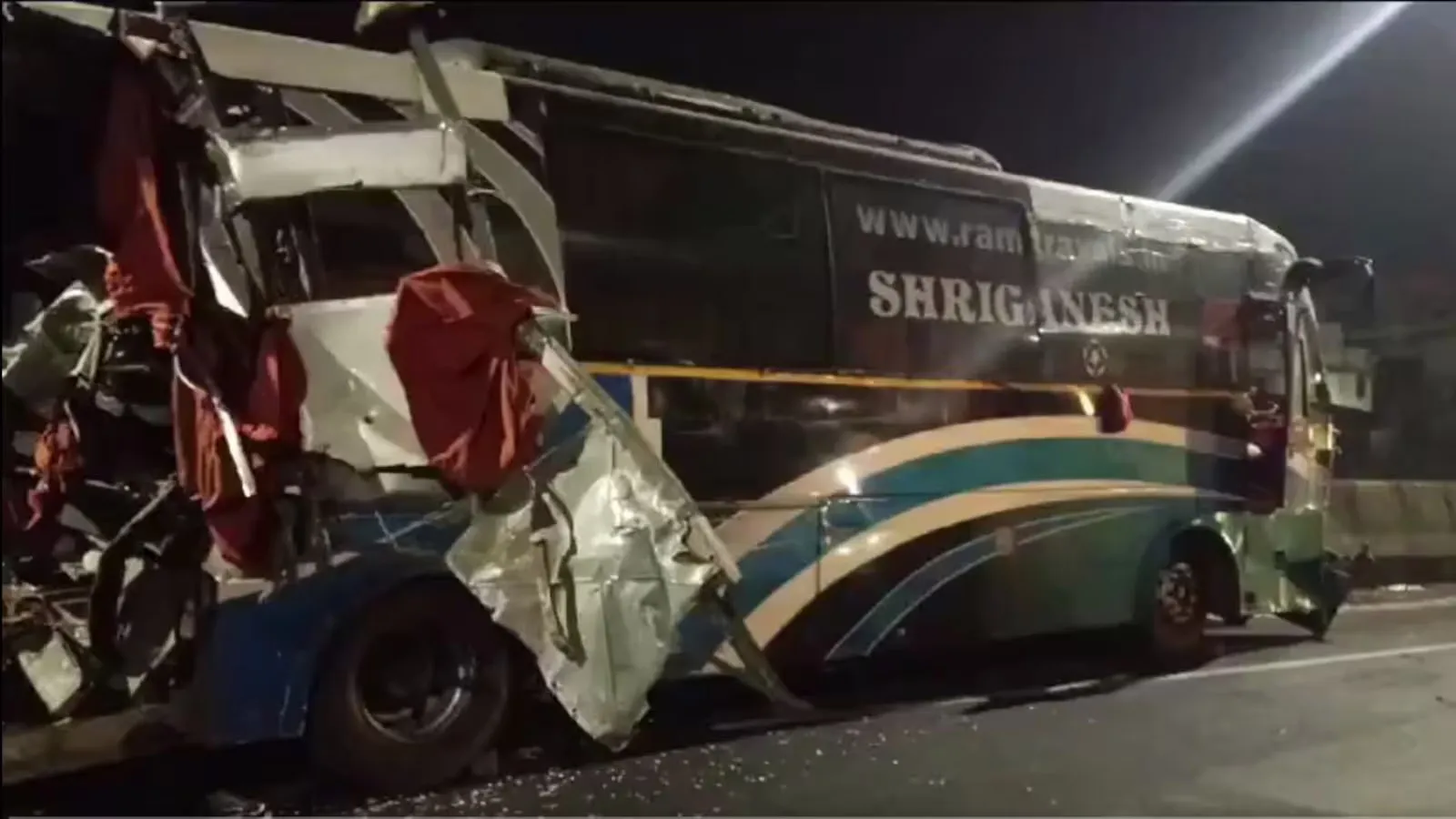 मुंबई-नासिक हाईवे पर कंटेनर ट्रक और निजी बस सहित पांच वाहनों की टक्कर में तीन लोगों की मौत