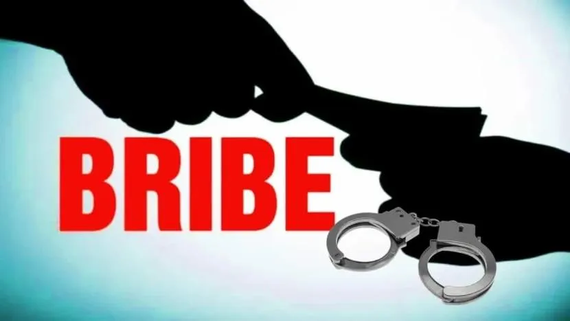 मुंबई : एसीबी ने पुलिस कांस्टेबल रिश्वत मांगने और स्वीकार करने के आरोप में रंगे हाथों पकड़ा