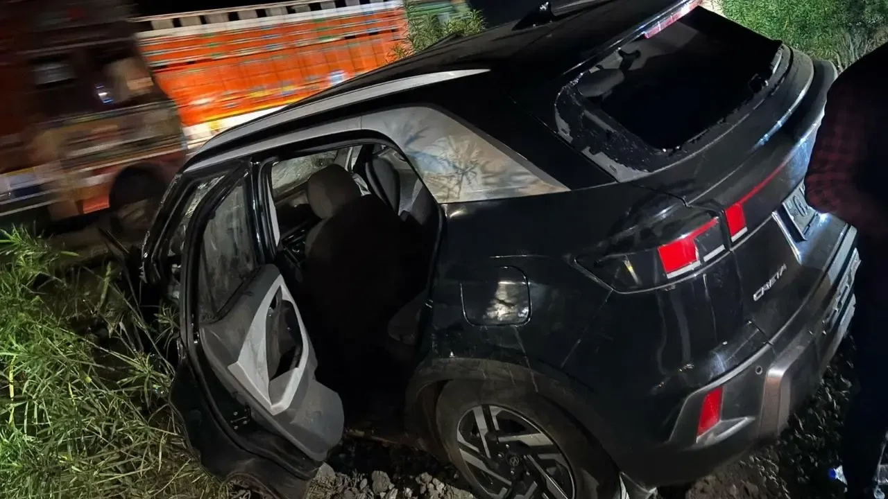 मुंबई-अहमदाबाद हाईवे पर तेज रफ्तार कार डिवाइडर से टकरा गई; कार बुरी तरह क्षतिग्रस्त हो गई