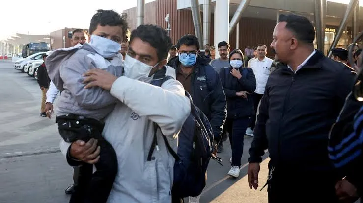 अमेरिका से डिपोर्ट किए गए 104 भारतीयों प्रवासियों पर भारत में हंगामा