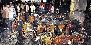 अंबरनाथ : ई-बाइक की बैटरी फटने से करीब दस मोटरसाइकिल और एक कार जलकर खाक