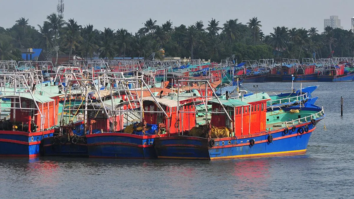 महाराष्ट्र : मछुआरों के लिए क्यूआर कोड वाले आधार कार्ड ले जाना अनिवार्य