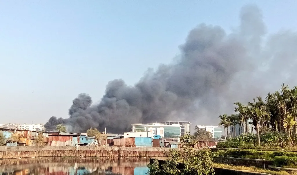 कुर्ला इलाके में कबाड़ की एक दुकान में भीषण आग