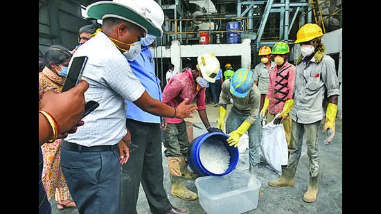 नवी मुंबई : तलोजा एमआईडीसी स्थित वेस्ट मैनेजमेंट लिमिटेड प्लांट में की गई ड्रग्स नष्ट करने की कार्रवाई