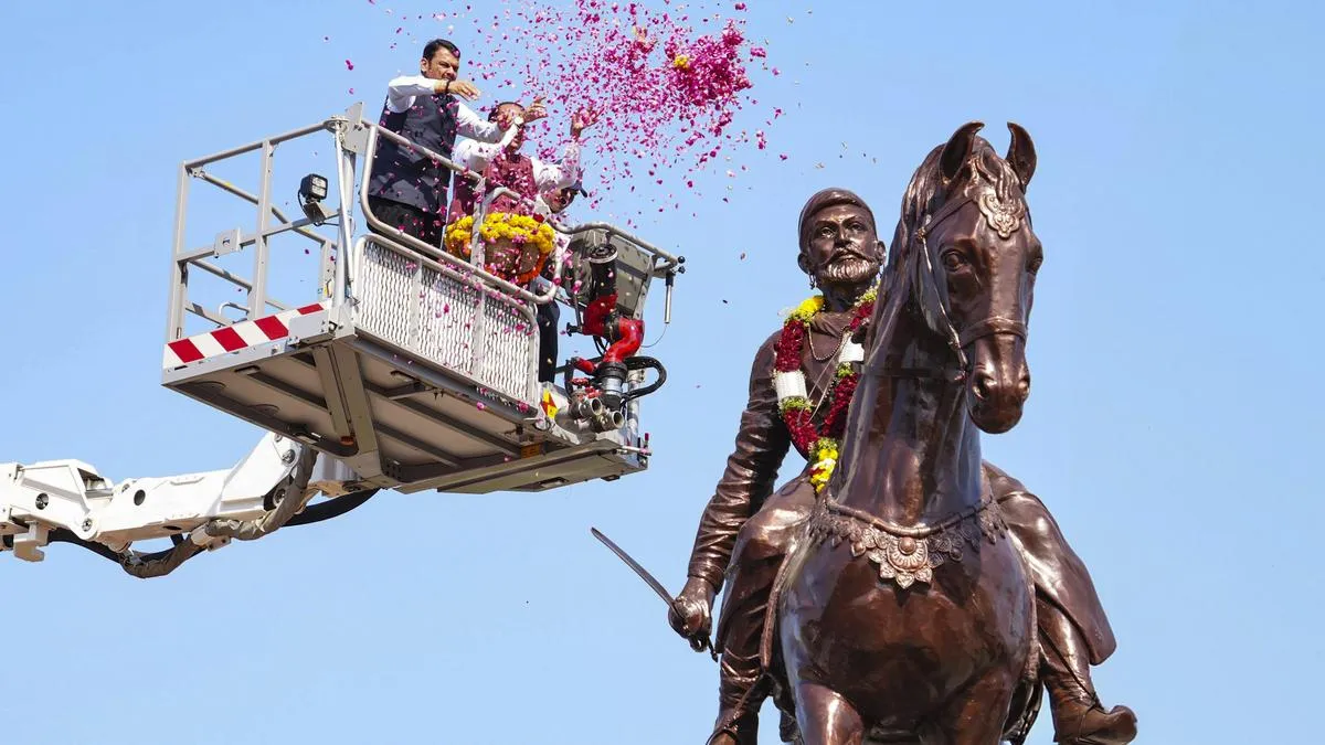 मुख्यमंत्री देवेंद्र फडणवीस ने विकिपीडिया पर छत्रपति संभाजी महाराज के खिलाफ 