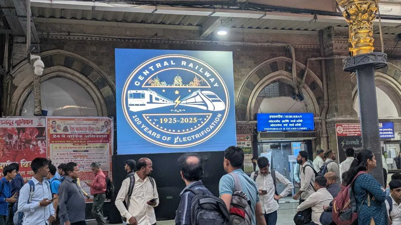 मुंबई : सीएसएमटी स्टेशन पर भारतीय रेलवे ने विद्युतीकरण के 100 वर्ष पूरे होने के अवसर पर विशेष प्रदर्शनी का आयोजन