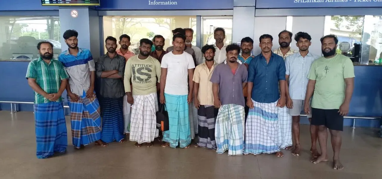 चेन्नई : श्रीलंका से वापस लाए गए 15 भारतीय मछुआरों का एक समूह चेन्नई पहुंचा