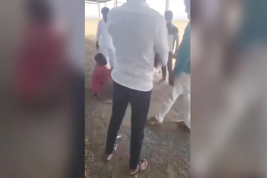 बीड : पिता-पुत्र की बेरहमी से पिटाई;मुख्य आरोपी फरार, पुलिस ने 3 को हिरासत में लेकर की पूछताछ