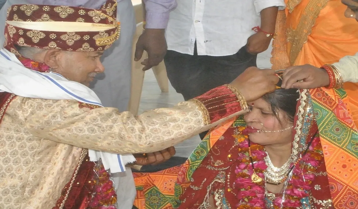 आगरा : 66 वर्षीय दूल्हा; 57 वर्षीय दुल्हन; आगरा स्थित वृद्धाश्रम में विशेष विवाह