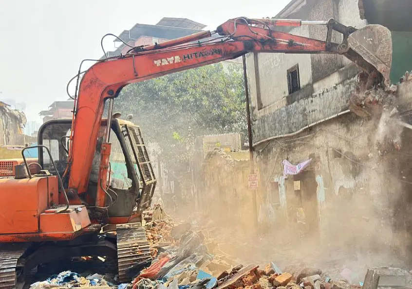 मुंबई : भांडुप पश्चिम क्षेत्र के अवैध निर्माण कार्यों पर तोड़क कार्रवाई
