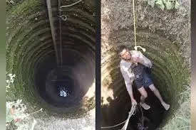 छत्रपति संभाजीनगर जिले में एक अजीबोगरीब घटना; युवक के पीछे आवारा कुत्ते पड़ गए, गहरे कुएं में जा गिरा