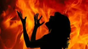 बांद्रा ईस्ट में एक 23 वर्षीय महिला को उसके पति ने बेवफाई के संदेह में कथित तौर पर आग लगा दी