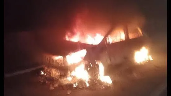 ट्रेवलर में लगी  आग, चार लोगों की जलने से  मौत और कई घायल