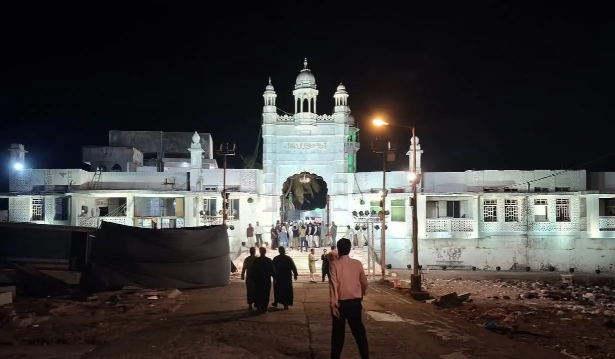 ट्रस्टी से मैनेजिंग ट्रस्टी की नियुक्ति के बाद हाजी अली दरगाह पर सुहैल खांडवानी द्वारा मित्रों के लिए मध्य रात्रि सेहरी का आयोजन