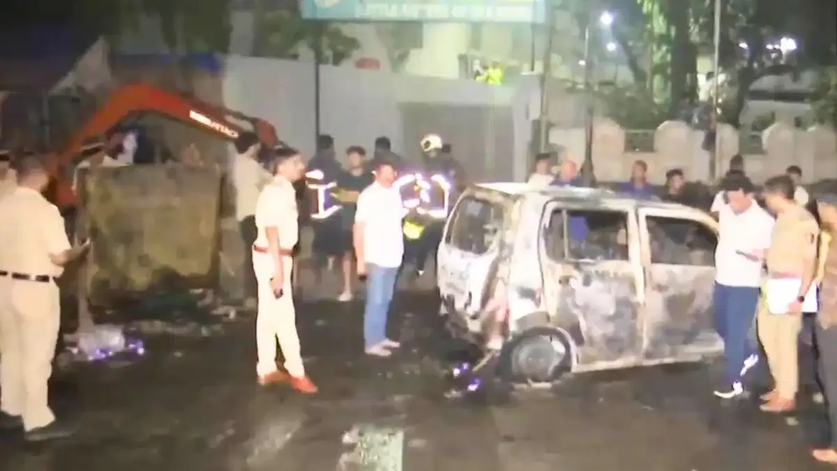 मरोल इलाके में गैस पाइपलाइन में लीकेज के कारण भीषण आग; कार, रिक्शा और बाइक जलकर राख