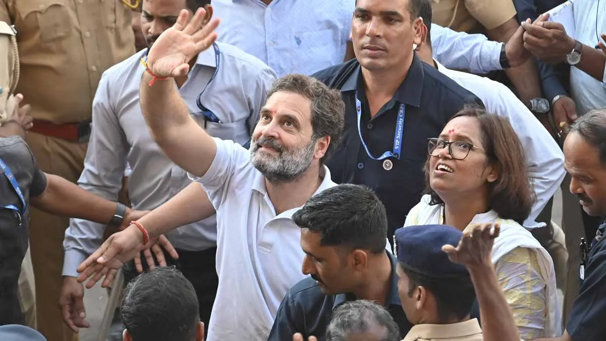 मुंबई : राहुल गांधी का धारावी दौरा; कांग्रेस ने बजाया बीएमसी चुनाव का बिगुल!