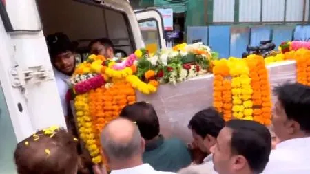 पुणे : आतंकी हमले में शहीद का पार्थिव शरीर पुणे लाया गया;  राज्य मंत्री मुरलीधर मोहोल ने उन्हें नम आंखों से दी श्रद्धांजलि