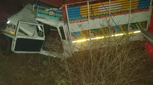   जलगांव : हादसे में तीन लोगों की मौत हो गई और 22 अन्य घायल