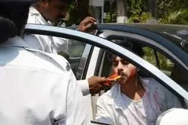 मुंबई : नशे में वाहन चलाने की घटनाओं में तेज़ी से वृद्धि के बाद अपराधियों के खिलाफ़ आपराधिक मामले