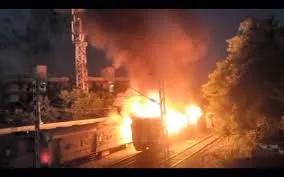 मुंब्रा रेलवे स्टेशन ट्रैक के पास आग; तुरंत काबू पा लिया गया