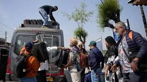 श्रीनगर :  पर्यटक अपनी छुट्टियां कैंसिल कर अपने घरों की तरफ लौट रहे है;  एयरपोर्ट और रेलवे स्टेशन पर यात्रियों की संख्या अचानक से बढ़ गई