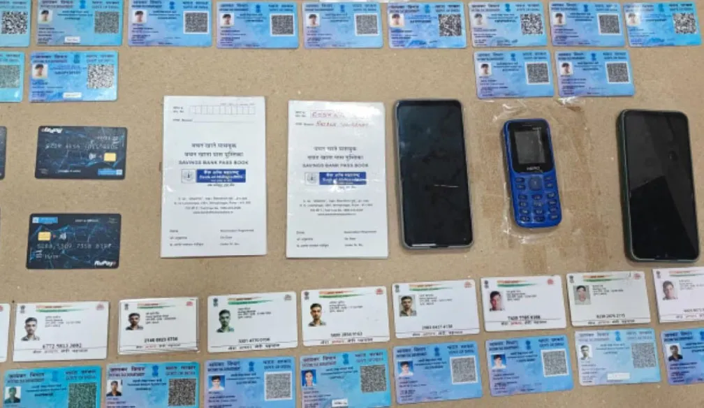 मुंबई : 83 आधार और पैन कार्ड के साथ कई मोबाइल फोन जब्त; 6 गिरफ्तार