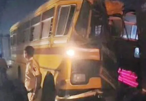 भिवंडी :  निजी बस के फ्लाईओवर के खंभे से टकराने से लड़की की मौत; 10 लोग घायल