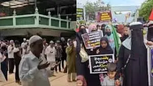 मुंबई : वक्फ बिल के खिलाफ मुंबई की सुन्नी मस्जिद में विरोध प्रदर्शन किया