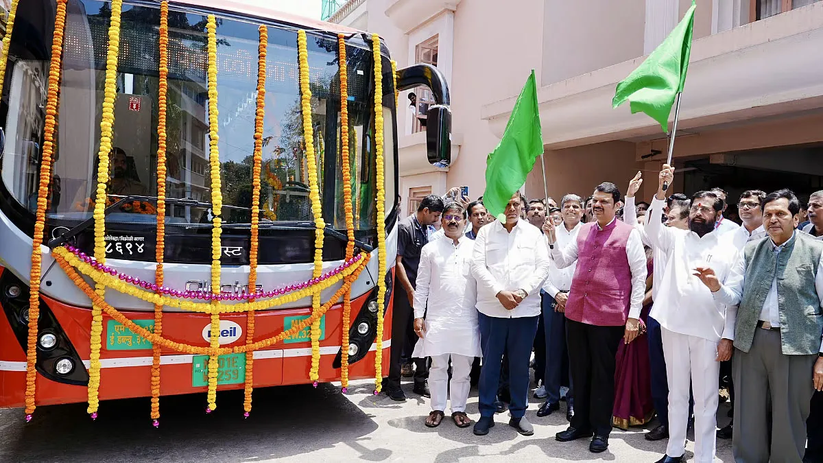 मुंबई : मुख्यमंत्री देवेंद्र फडणवीस ने  बेस्ट द्वारा संचालित नई इलेक्ट्रिक एसी बस सेवा, रूट ए-30 का किया उद्घाटन