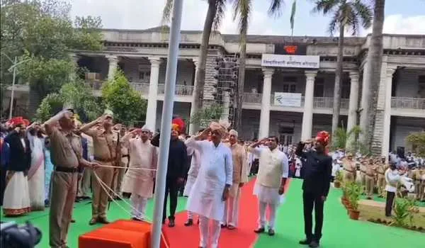 पुणे : उपमुख्यमंत्री अजीत पवार ने महाराष्ट्र दिवस के मौके पर राष्ट्रीय ध्वज फहराया