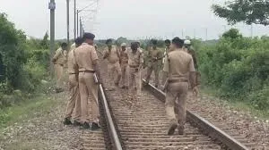 मीरा रोड रेलवे स्टेशन के पास बड़ी साजिश नाकाम...  ट्रैक पर मिले लकड़ी के दो बॉक्स, जांच में जुटी पुलिस