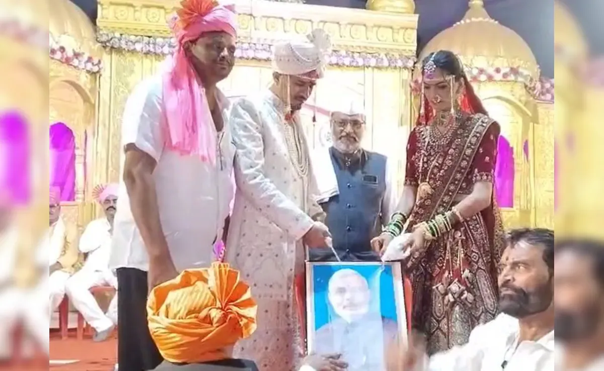 बीड : ऑपरेशन सिंदूर के बाद, शादी समारोह में पीएम मोदी की तस्वीर का दूध से किया गया अभिषेक