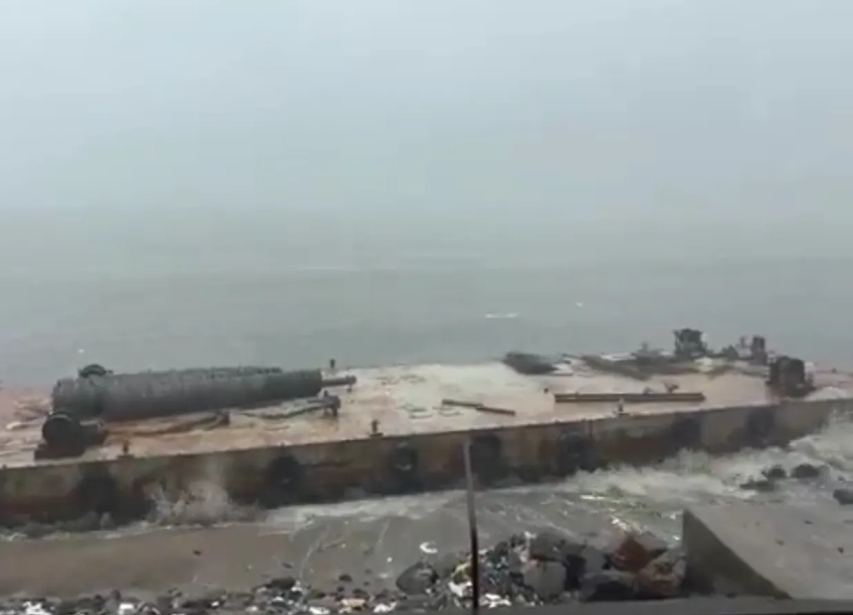 माहिम बीच पर बांद्रा-वर्ली सी लिंक से एक बड़ा लोहे का टुकड़ा बहकर आया