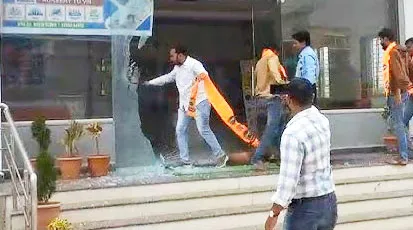 लातूर : मनसे कार्यकर्ताओं ने लातूर के नारायण ई-टेक्नो स्कूल में जमकर तोड़फोड़ की; स्कूल ने खारिज किए सभी आरोप