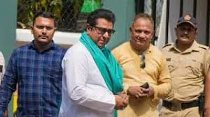 मुंबई : राज ठाकरे ने मुंबई पुलिस कमिश्नर देवेन भारती से मुलाकात की