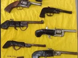 डोंबिवली से दो लोग चार देसी आग्नेयास्त्रों, 35 जिंदा कारतूसों और दो मैगजीन के साथ गिरफ्तार