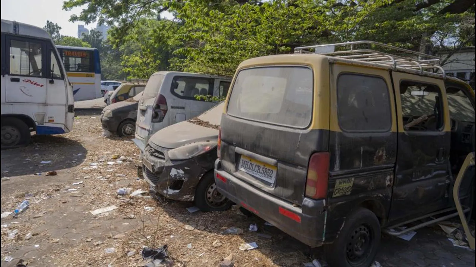 मुंबई : सड़क के किनारे खड़ी लावारिस गाड़ियों के खिलाफ कार्रवाई