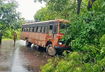 सतारा : बस सड़क किनारे पेड़ से टकरा गई; 20 यात्री घायल