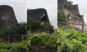 अकोला जिले के पास बलापुर क्षेत्र में एक प्राचीन किले का जर्जर हिस्सा ढह गया
