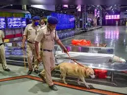 मुंबई एयरपोर्ट पर बम की धमकी भरे कॉल से मचा हड़कंप, पुलिस ने ली चप्पे-चप्पे की तलाशी