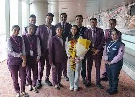 मुंबई एयरपोर्ट पर फिडे महिला विश्व कप 2025 चैंपियन दिव्या देशमुख का जोरदार स्वागत