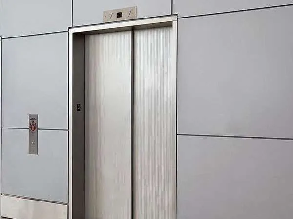 मुंबई : लिफ्ट में घंटों फंसी रही लड़की...  मनपा के आपातकालीन विभाग के अधिकारी ने बचाई जान