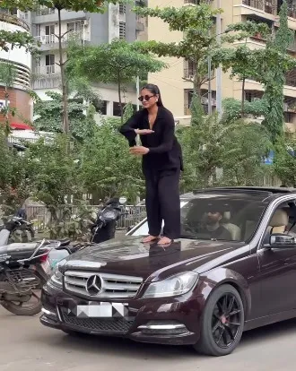 नवी मुंबई की महिला का चलती मर्सिडीज कार के ऊपर डांस वीडियो वायरल