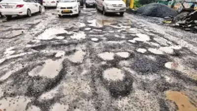 मुंबई : नगर निगम अधिकारियों को गणेशोत्सव से पहले गड्ढों को भरने के लिए 72 घंटे का समय 